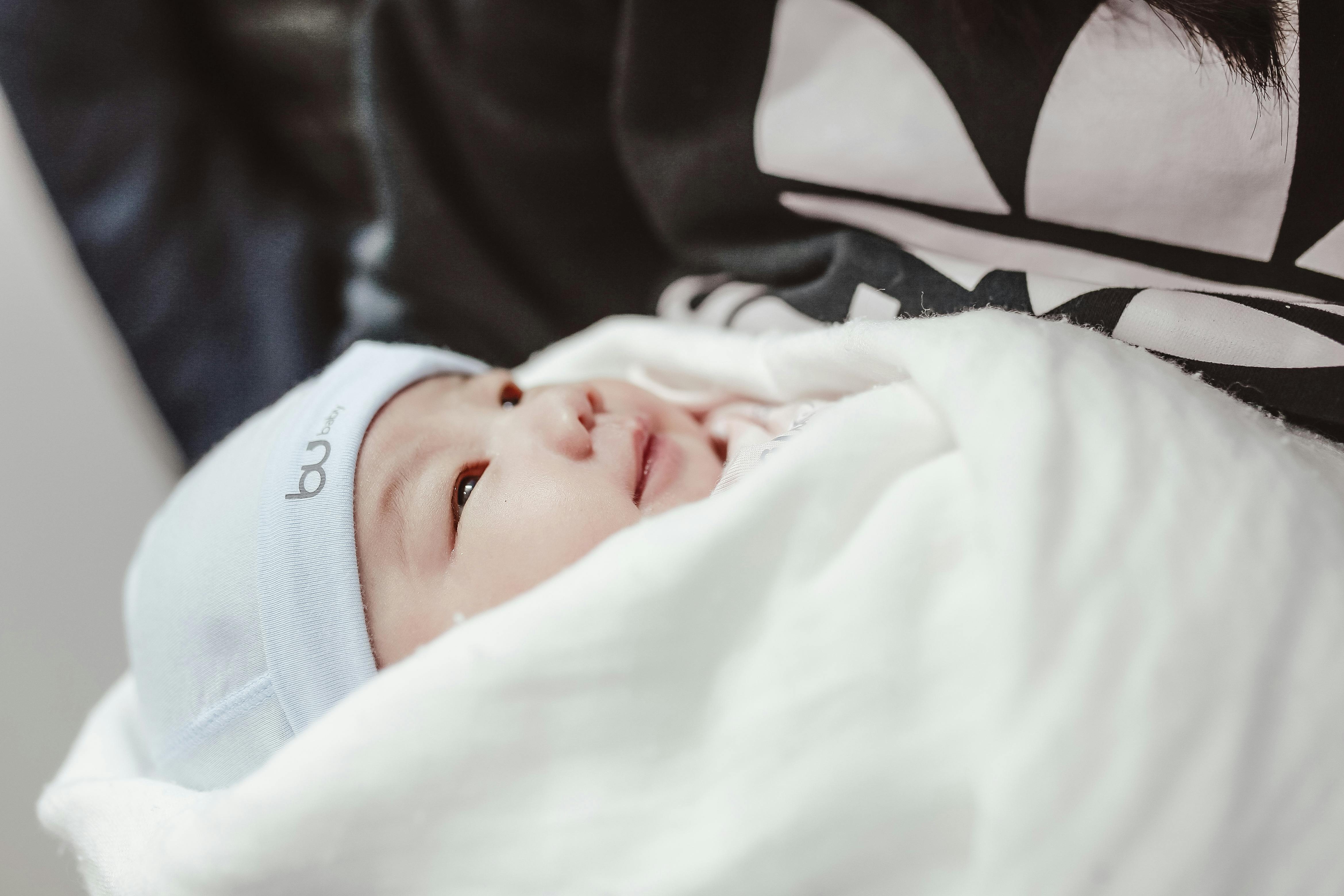 Couverture emmaillotage bébé : guide complet pour un sommeil apaisé
